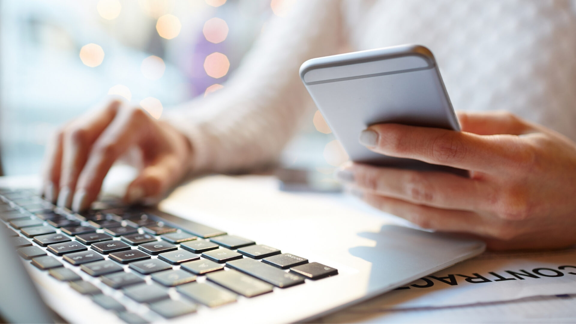 henkilö etätöissä